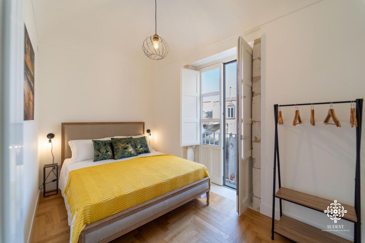 Residenza Dumah - Elegante Dimora In Centro Apartment Сиракуза Екстериор снимка